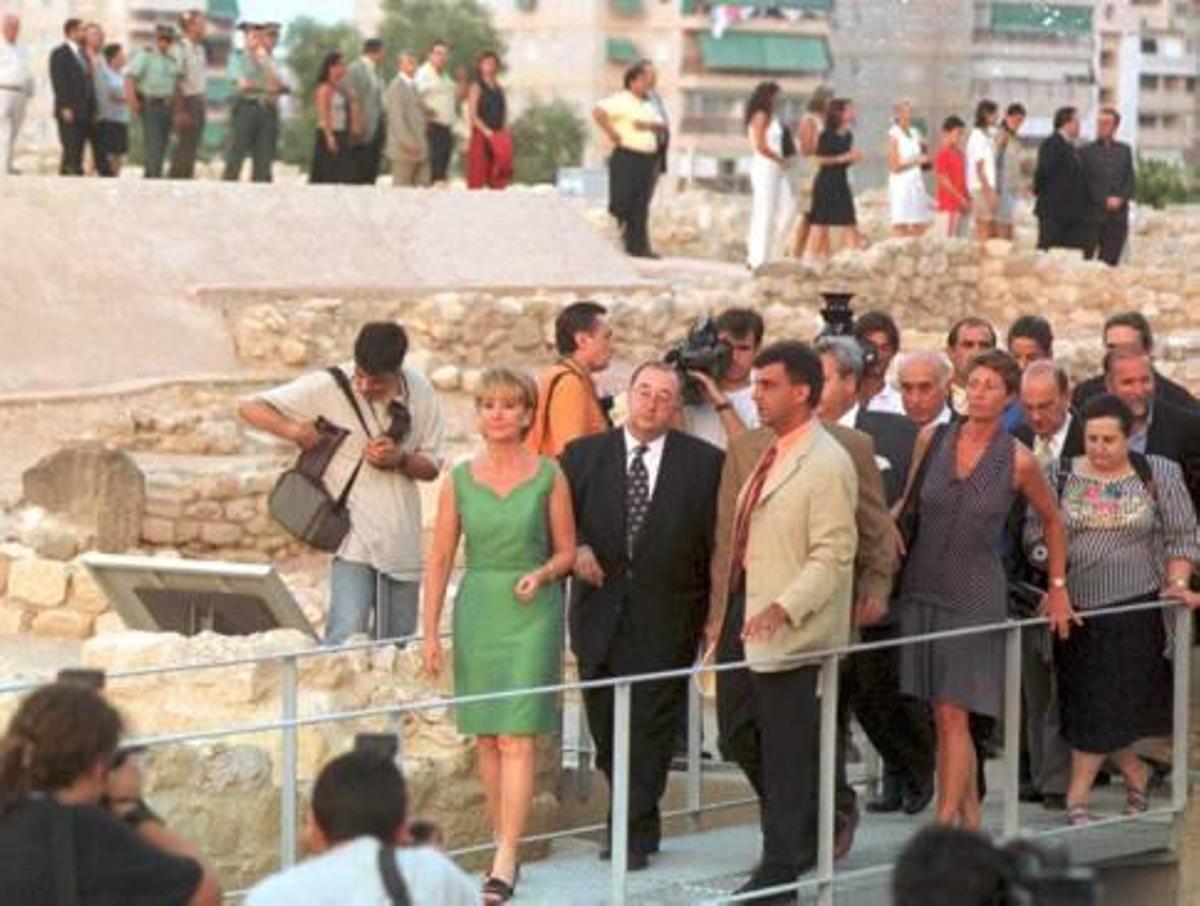 Inauguración del yacimiento en 1998, con Esperanza Aguirrre, entonces ministra de Cultura. Imagen del foro.