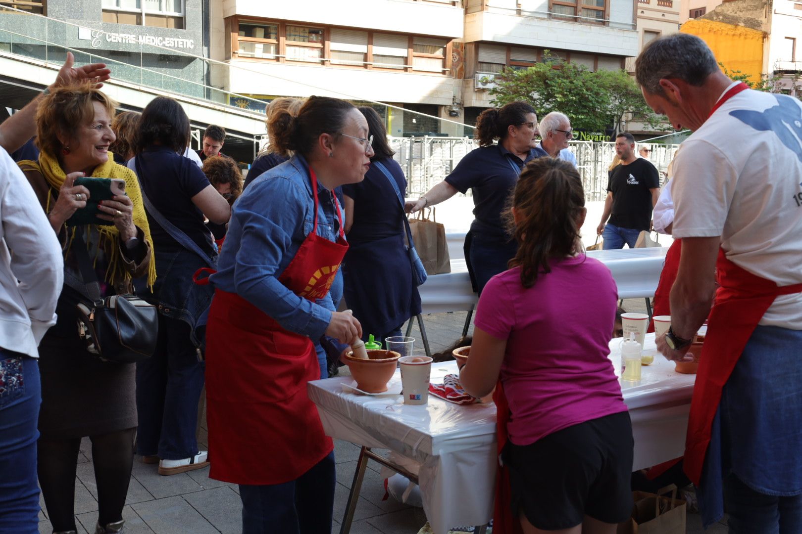 FOTOGALERÍA I Las imágenes de la Nit de la Xulla y del encuentro de elaboración de allioli de las fiestas de Vila-real