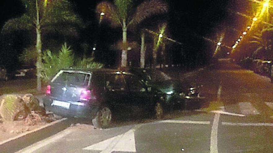 Uno de los dos coches implicados en una colisión, ayer, en Doctoral.