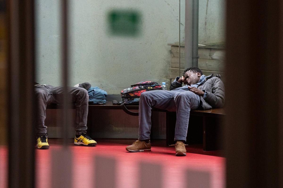 Un grupo de adolescentes reposan en las comisarías de Barcelona, a esperas de las plazas de acogida de la Generalitat.