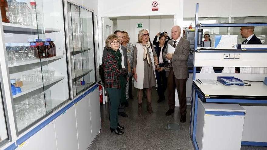 La ministra de Sanidad, María Luisa Carcedo (primera a la izda), ayer, en la visita al laboratorio en Vigo.