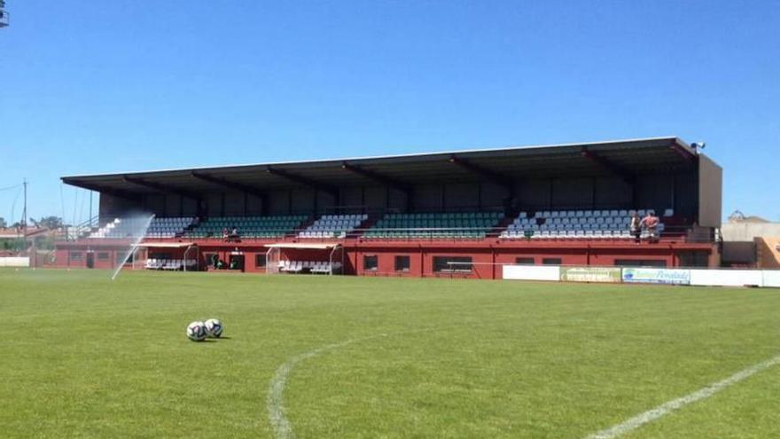 Única tribuna del Municipal de Peralada.