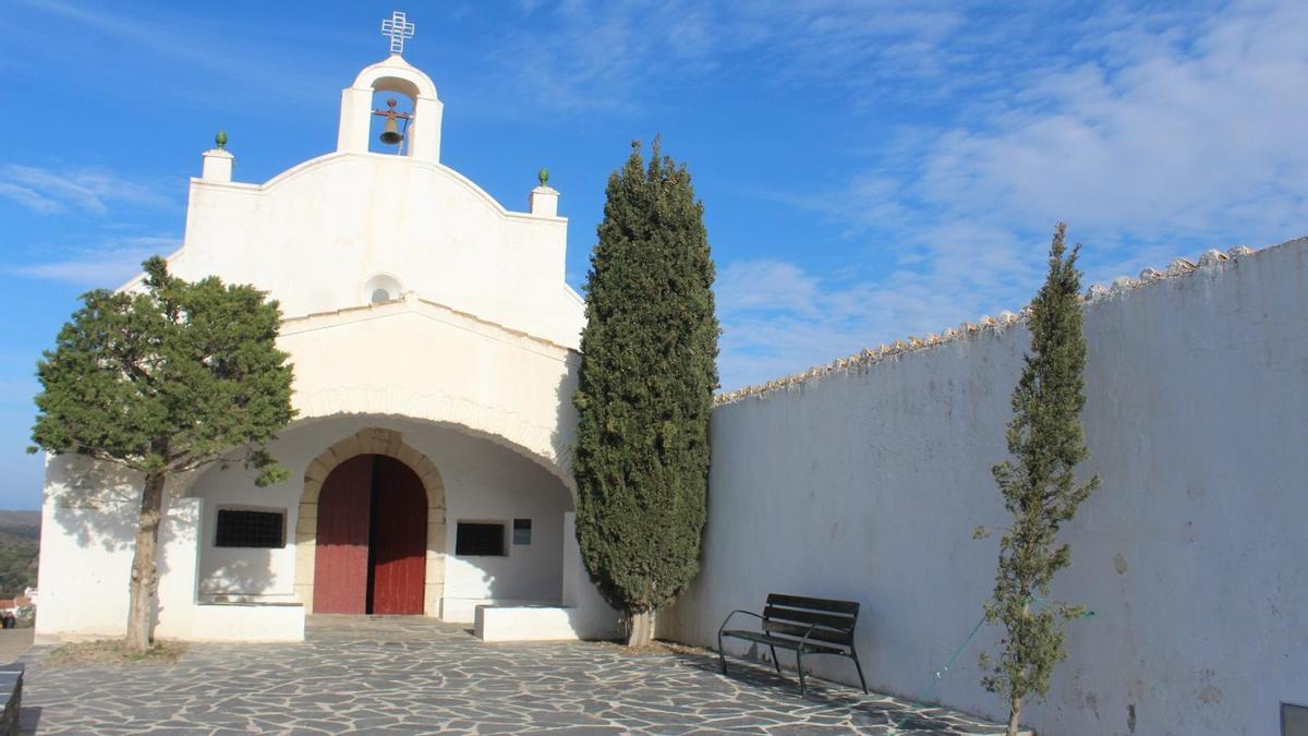Entrada al cementiri de Cadaqués, lloc de repòs de múltiples artistes i intel·lectuals.