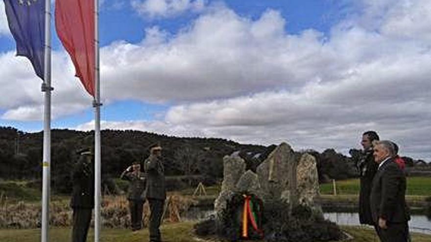 Autoridades y responsables del Ejército recuerdan la batalla en Valbusenda, en una edición anterior.