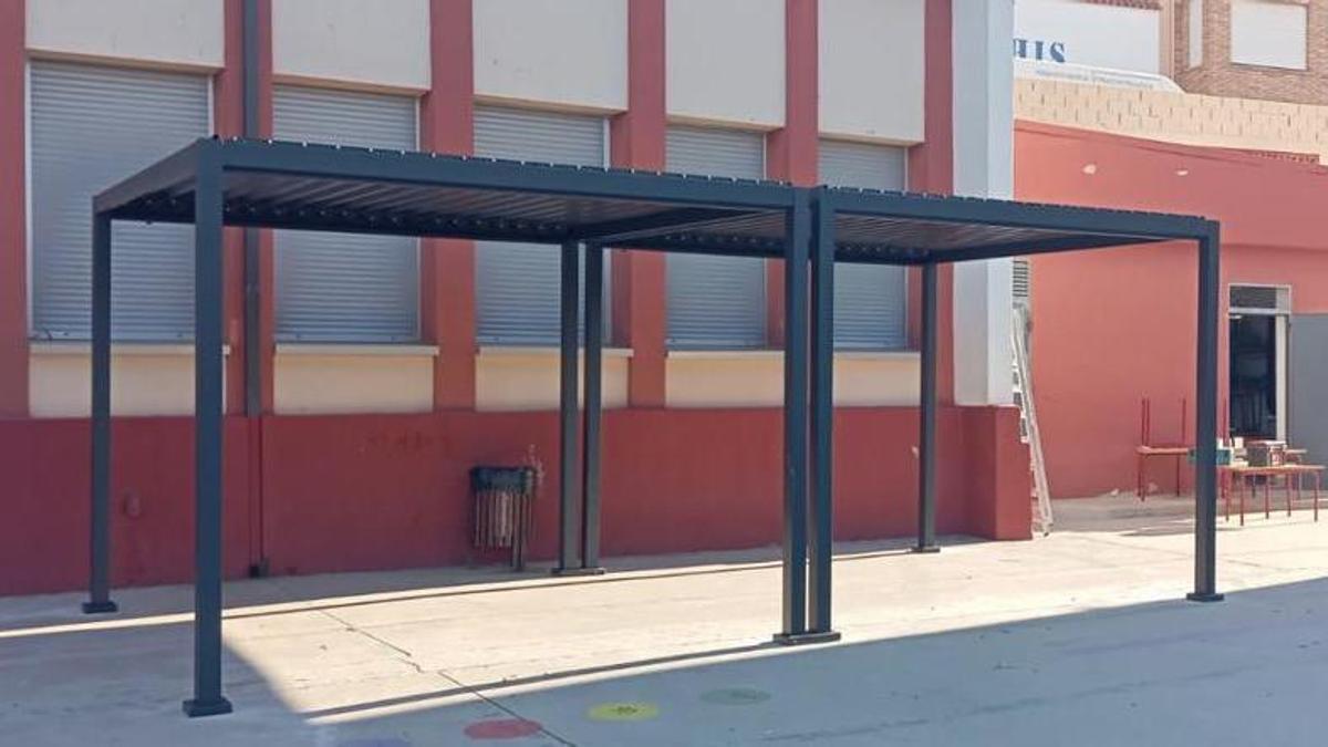 Pérgola instalada en el patio del colegio l'Ereta en Almenara.