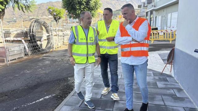 Sergio Rodríguez (i), Manuel González y David Ruiz (d) visitan las obras.