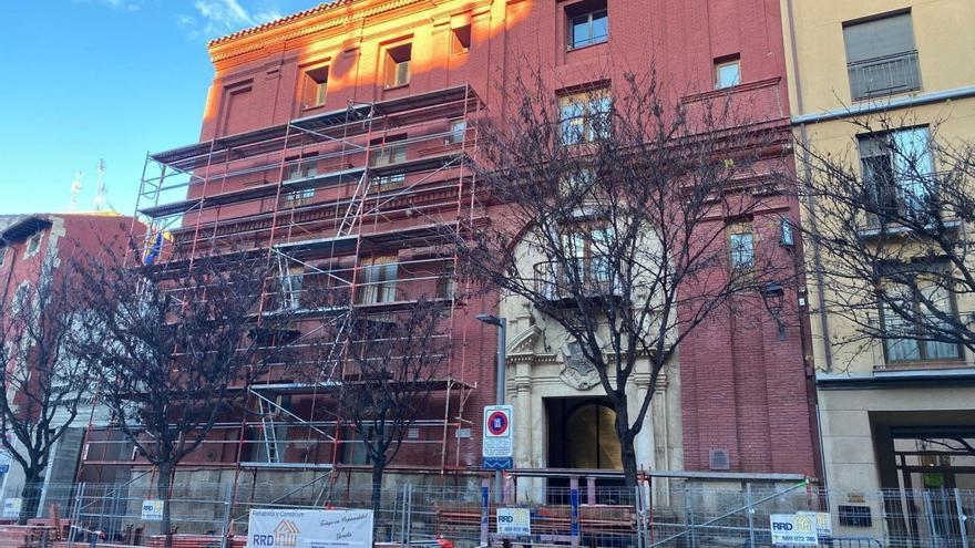 Andamios instalados en la fachada del edificio de los juzgados de Calatayud