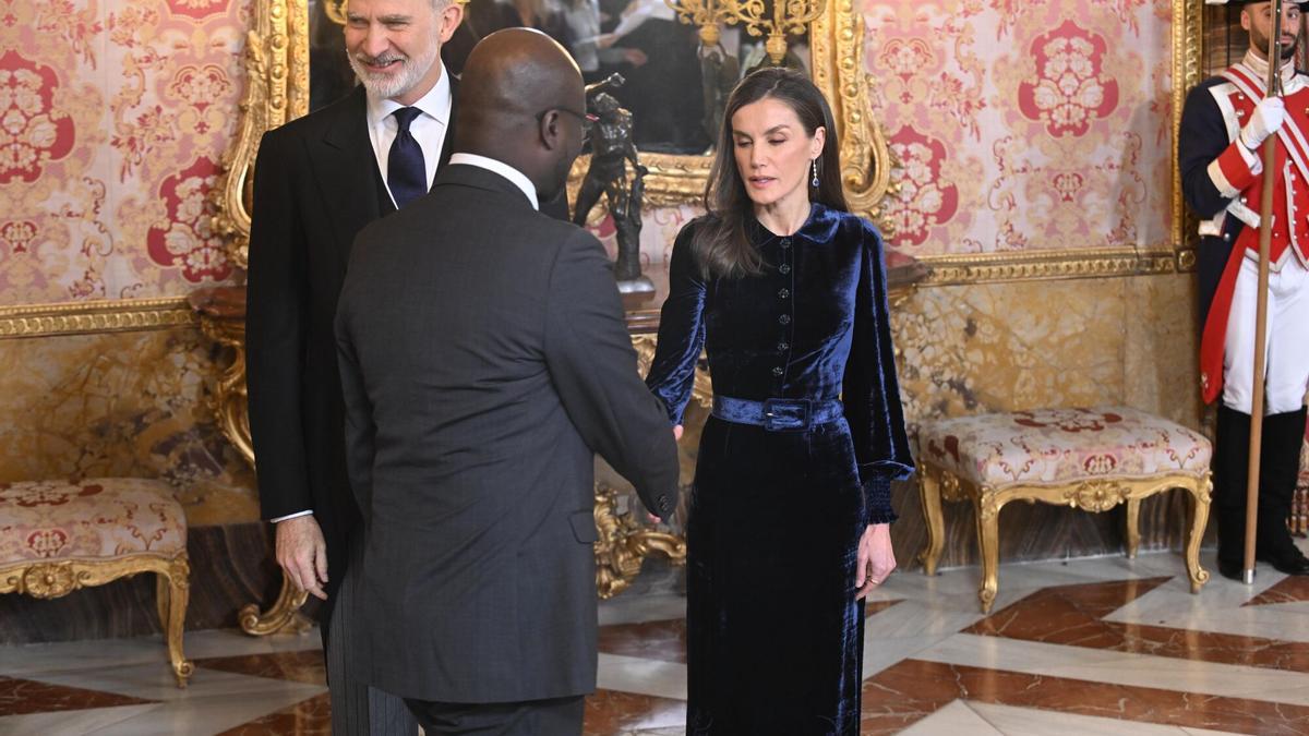 Felipe VI y Letizia, en la recepción al cuerpo diplomático, este viernes en el Palacio Real, en Madrid.