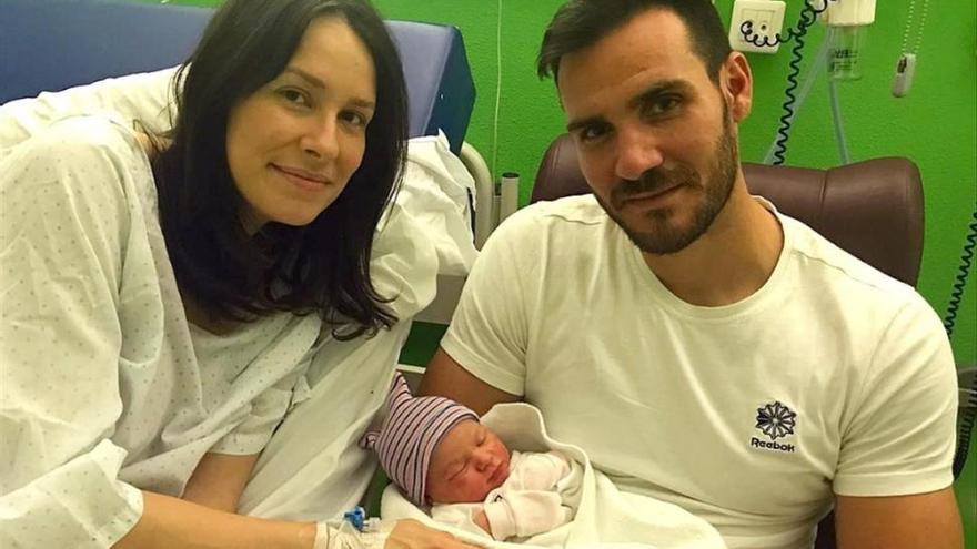 Saúl Craviotto presenta a su hija Alejandra