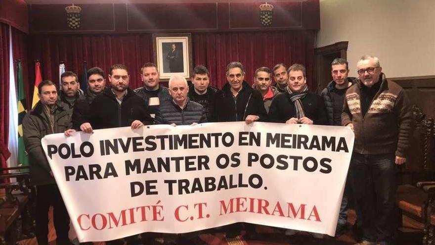 Los trabajadores de la central térmica de Meirama, ayer en el Concello de Ordes.