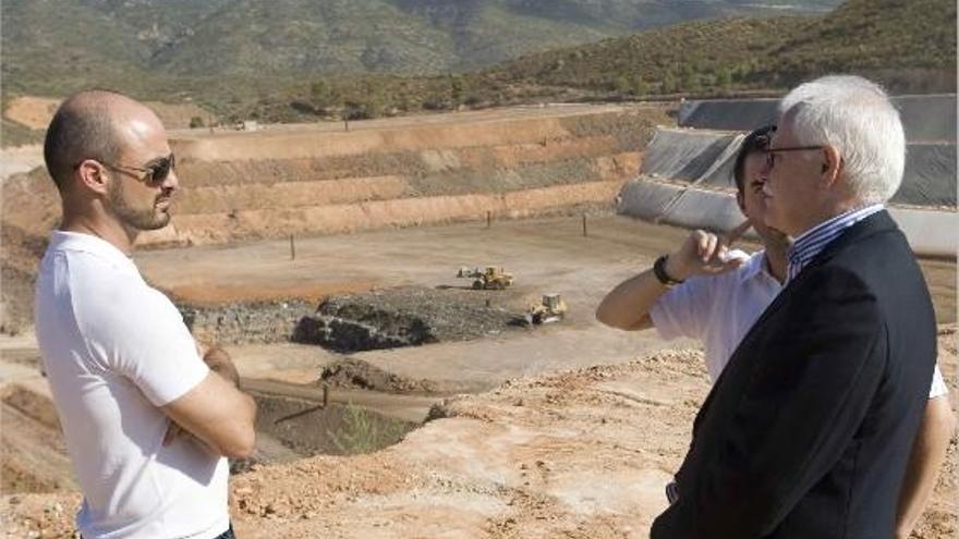 Dos técnicos muestran al presidente de la Emtre, Ramón Isidro, los trabajos que se realizan en el vertedero de Dos Aguas.