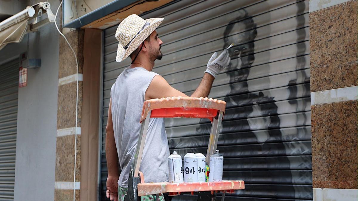 La iniciativa consisteix en la intervenció artística de persianes de locals sense activitat inspirades en fotografies històriques de l’Arxiu Municipal.