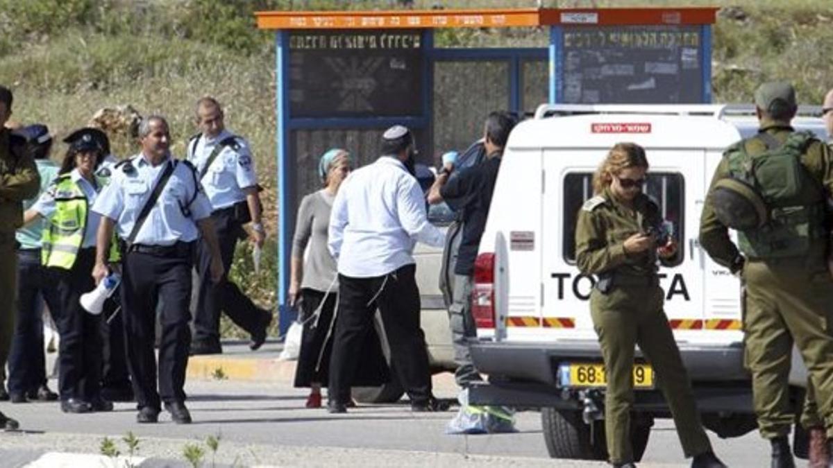 Soldados y colonos inspeccionan el cruce de Tapuah tras el incidente.