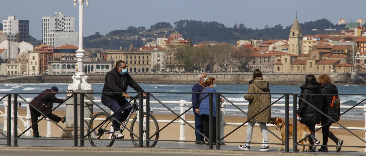 Ciclistas y peatones en el Muro.