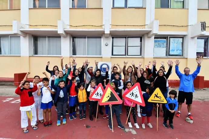 05/04/2019 TELDE.  Concentración de padres y madres por el mal estado del CEIP Principe de Asturias. Fotógrafa: YAIZA SOCORRO.  | 02/04/2019 | Fotógrafo: Yaiza Socorro