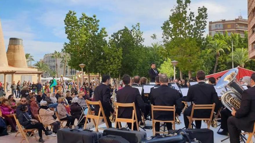 La Banda Sinfónica, ayer, en la plaza de l&#039;Algeps de Carrús.