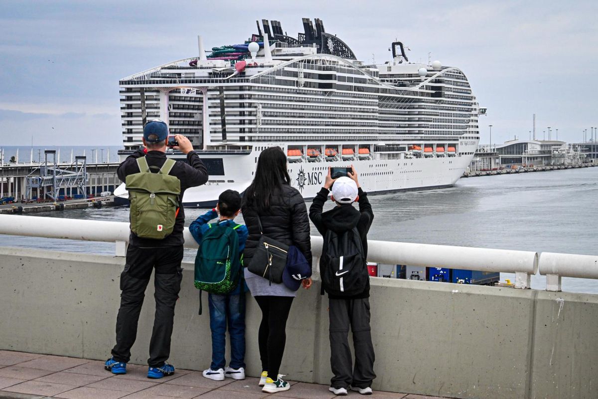Cruceros y turistas en el puerto de Barcelona