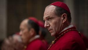 Ralph Fiennes en Cónclave.