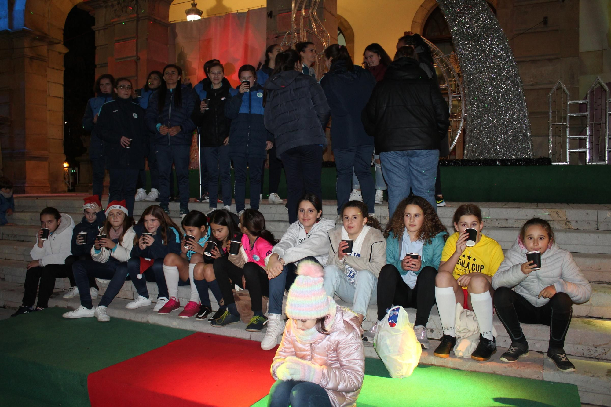 Villaviciosa 'descorcha' la Navidad con un brindis multitudinario