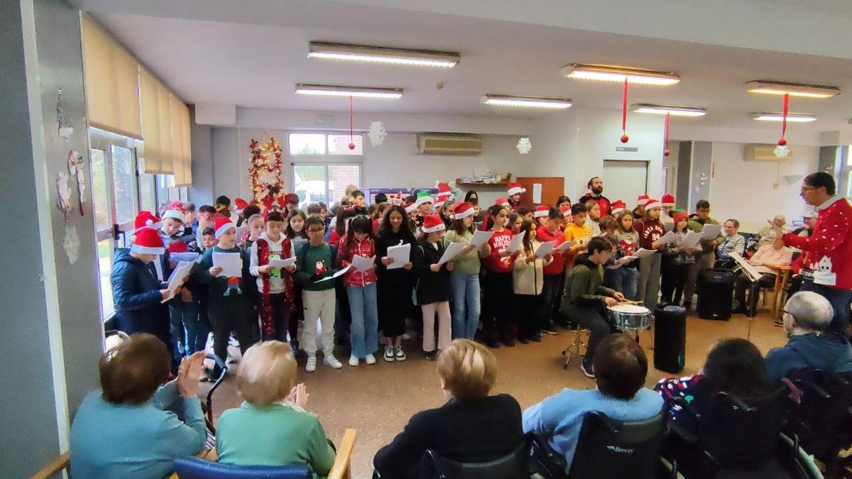 Alumnado del CEIP La Sènia de l'Alcúdia de Crespins en el concierto en la residencia de mayores.