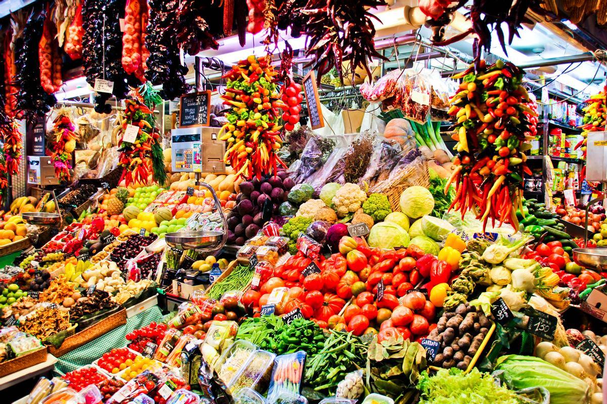 Más de 200 puestos de alimentación que son historia viva de la ciudad.