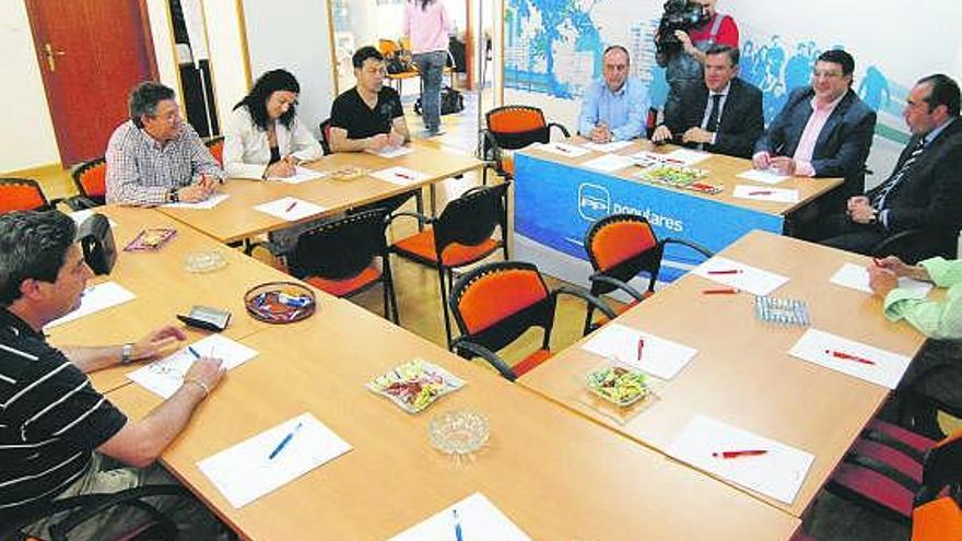 La reunión de la comarcal del PP, ayer, en Mieres.