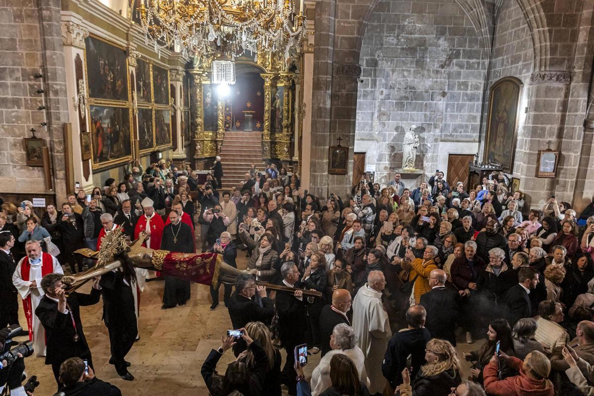 Devotos veneran el Crist de la Sang