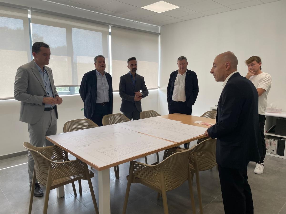 Rafel Sarquella presentant els plànols a la inauguració