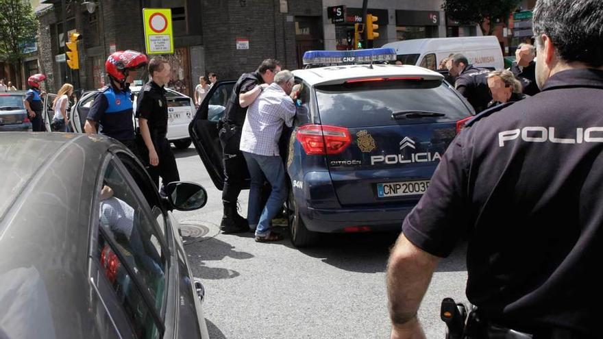 Detención del atracador tras su intento de escapar en taxi después de un robo en Begoña en 2012.