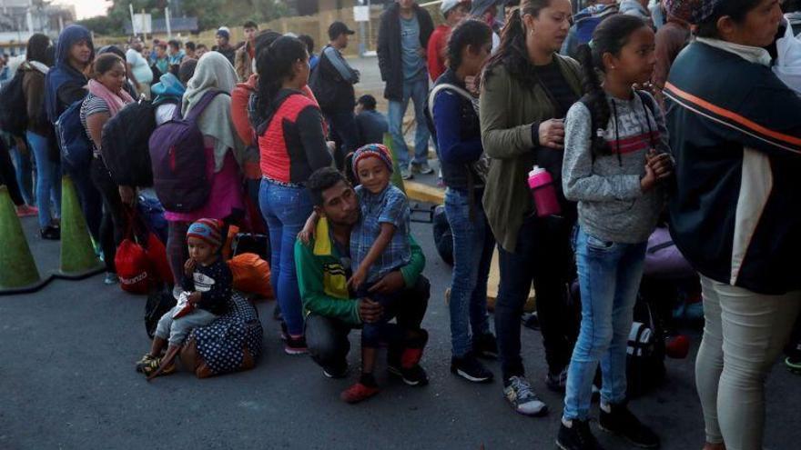 Una caravana de migrantes hondureños se prepara para cruzar hacia tierras mexicanas