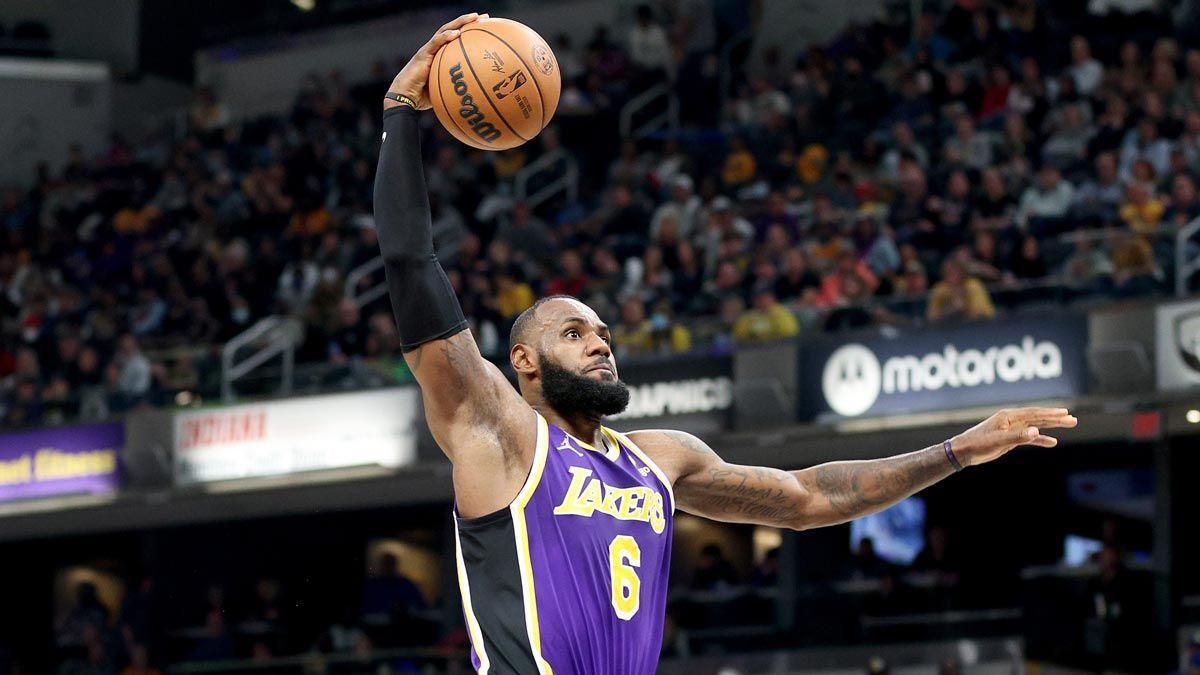 LeBron James, de Los Angeles Lakers, en una jugada del partido contra los Indiana Pacers.