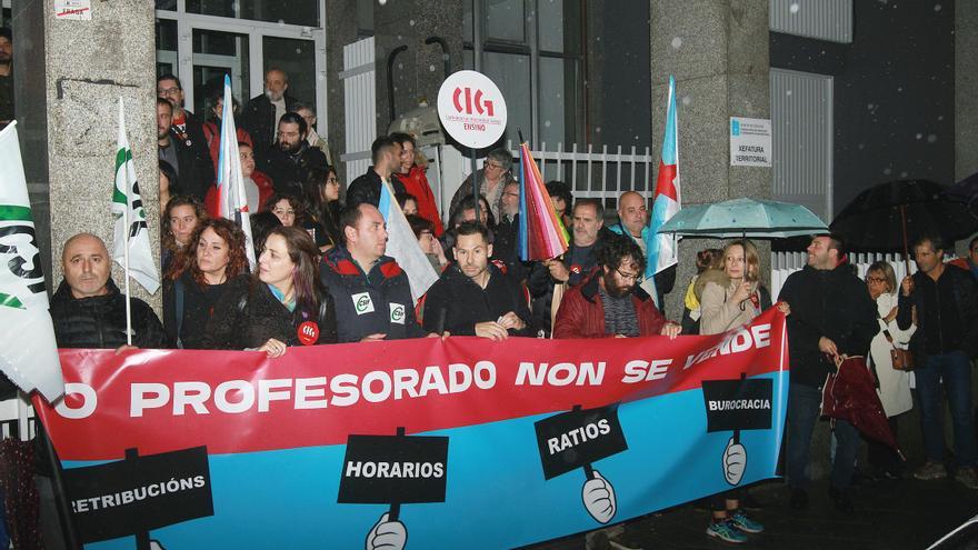 Profesores concéntranse nas sete cidades galegas contra o acordo &quot;low-cost&quot; de cocientes e horarios