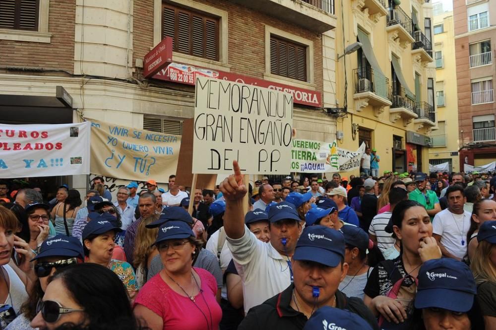 Gran protesta de los agricultores frente a la CHS