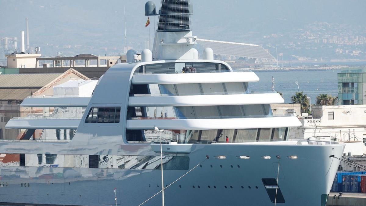 El superyate My Solaris, del oligarca ruso Roman Abramovich, atracado en el Puerto de Barcelona.