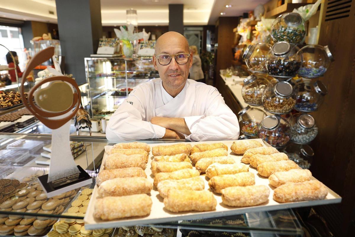 Josep Maria Tornes amb una safata de xuixos i el premi al Millor Xuixo del Món 2026.