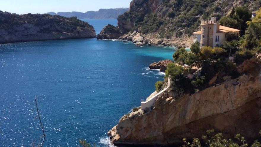 La escalinata de obra construida en dominio público de la costa de Ambolo.