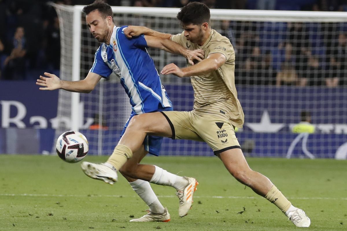 BARCELONA, 04/06/2023.- El centrocampista del Espanyol, Edu Expósito (i), conduce el balón ante el jugador del Almeria, Gonzalo Melero, durante el encuentro correspondiente a la última jornada de primer división que disputan hoy domingo en el RCD Stadium, en Barcelona. EFE / Andreu Dalmau.