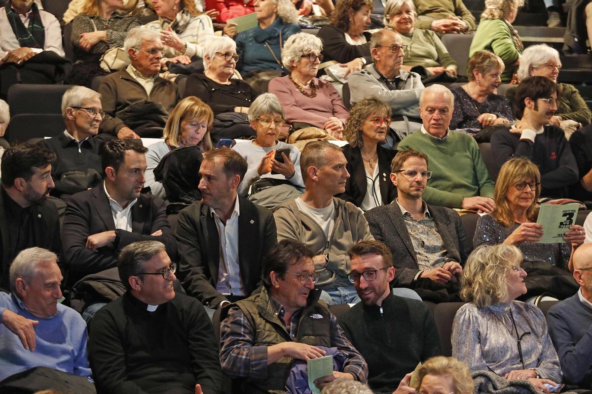 Salt. Teatre. Entrega del Premi Tres de Març a Felix Mussoll (rector de la parroquia de Sant Cugat).