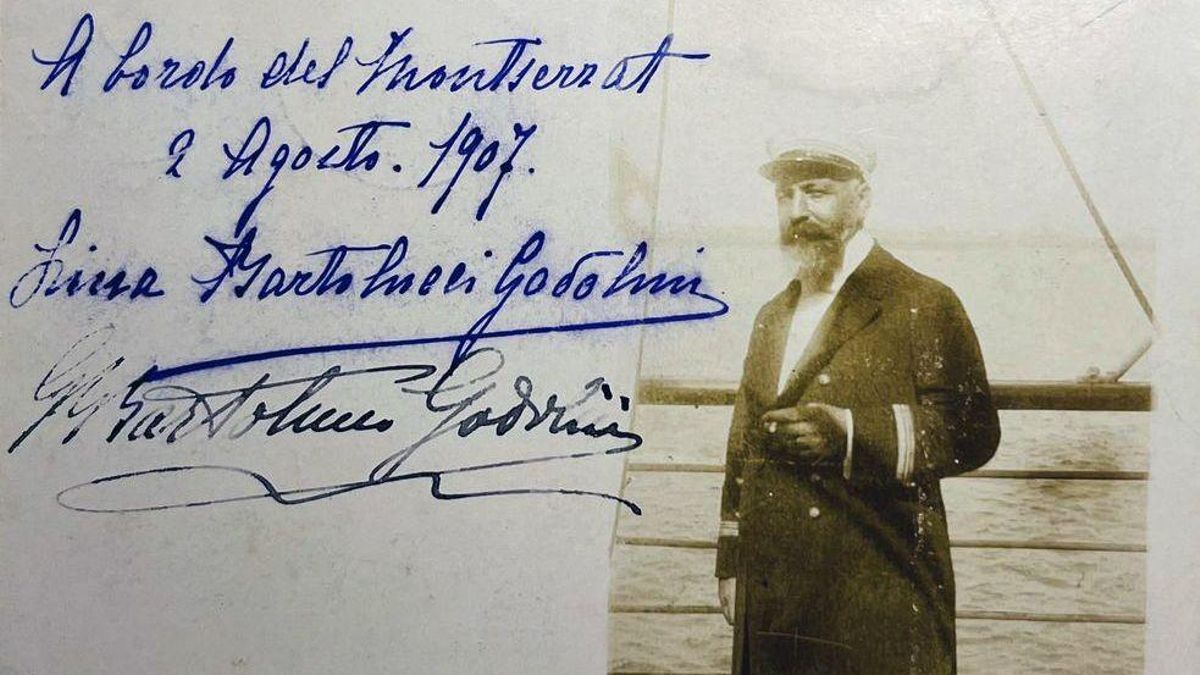 Barco de la antigua compañia Transatlántica