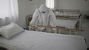 zentauroepp52795425 a medical staff member adjusts the sheets on a bed as person200318210138