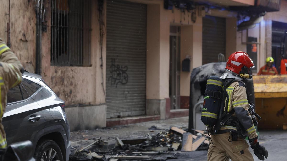 Un incendio originado en un contenedor se extiende a una finca de Mislata