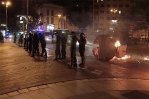 Barrera de mossos als carrers del barri de Sants.