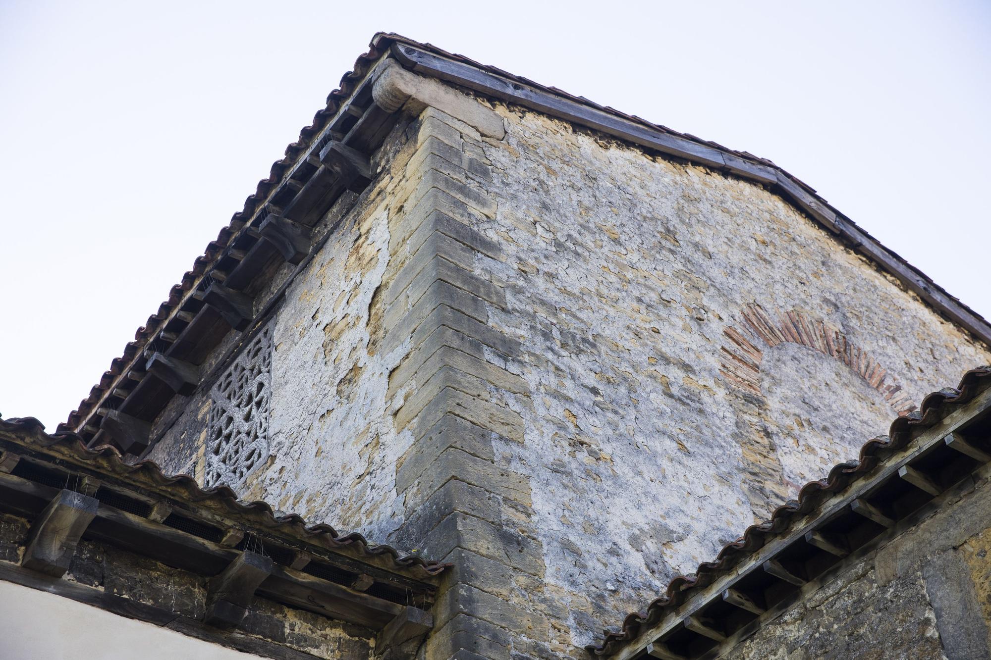 Así está la iglesia de Santullano después de recuperar la carga de mortero en sus muros