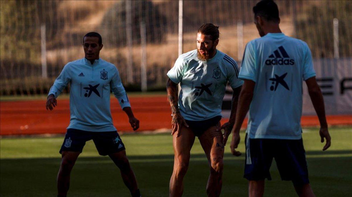 Thiago, en un entrenamiento de la Roja con Ramos y Busquets