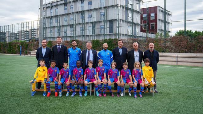 Fotografia oficial del Prebenjamín del Barça 2021/2022 junto con el presidente Joan Laporta