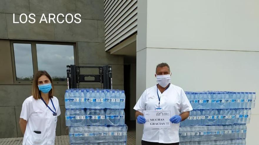 Enfermeros del Hospital de Los Arcos agradecen la donación del Colegio.