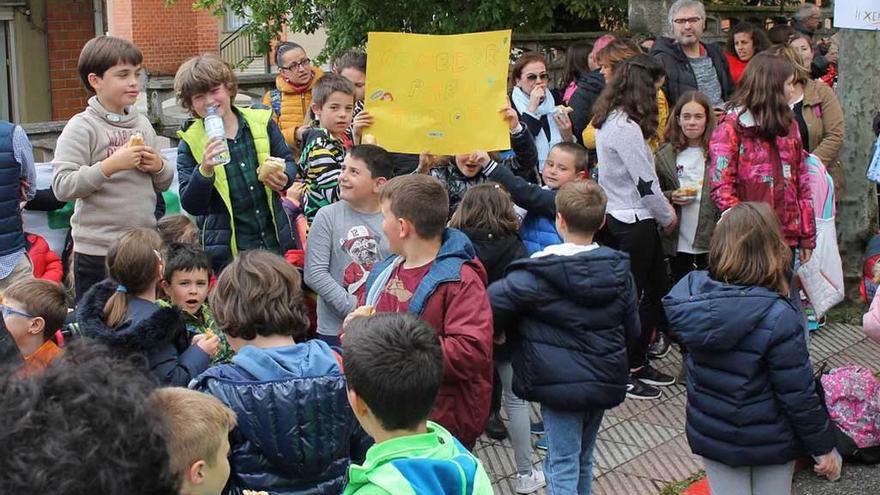 Niños a la salida del colegio con pancartas reivindicativas y bocadillos.