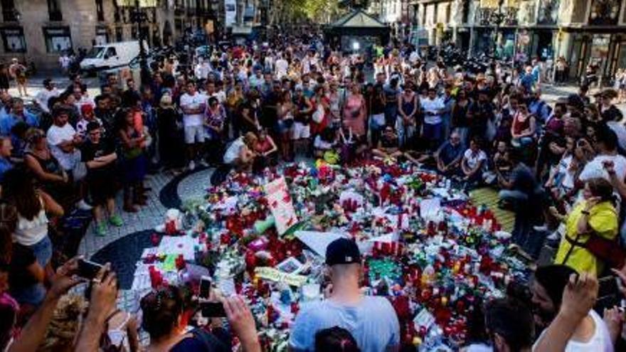 Espelmes, flors i missatges en record de les víctimes de la Rambla.