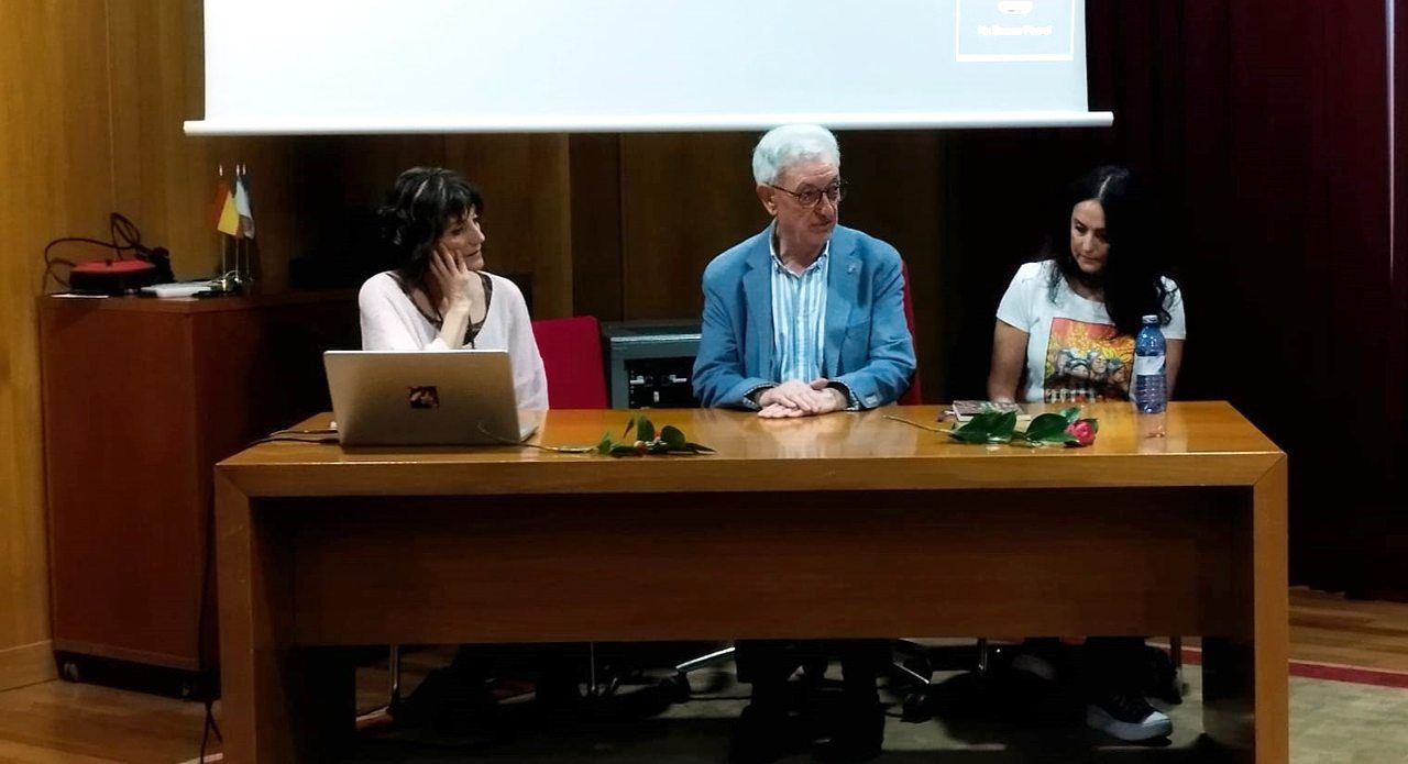 El acto de presentación de «As trobadoras silenciadas», segundo poemario de la viguesa Clara Pino, con ilustraciones de la valguesa Ángeles Garrido.