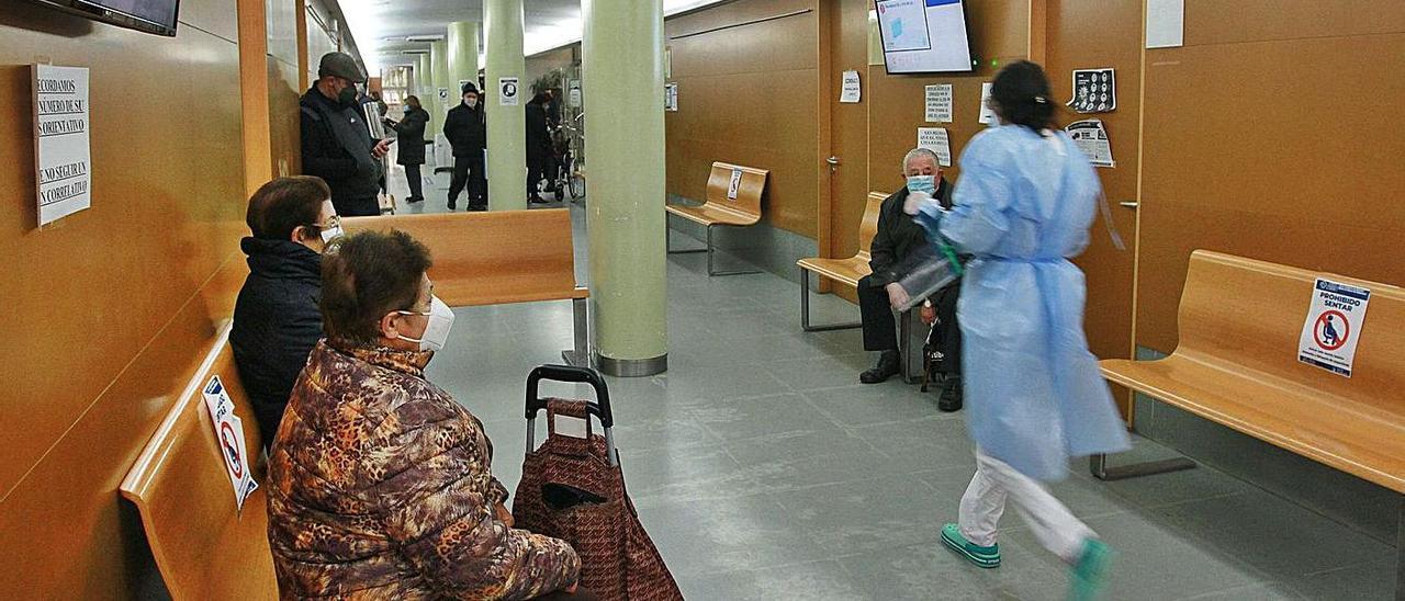 Sala de espera 
de un centro 
de salud 
en Ourense.  | // IÑAKI OSORIO